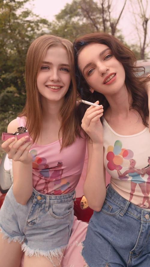 三个男的和一个女的